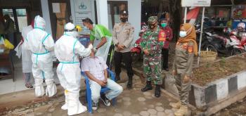Rendahnya Hasil Testing Kontak Erat , UPTD Puskesmas Purbolinggo lakukan Rapid Antigen di Pasar